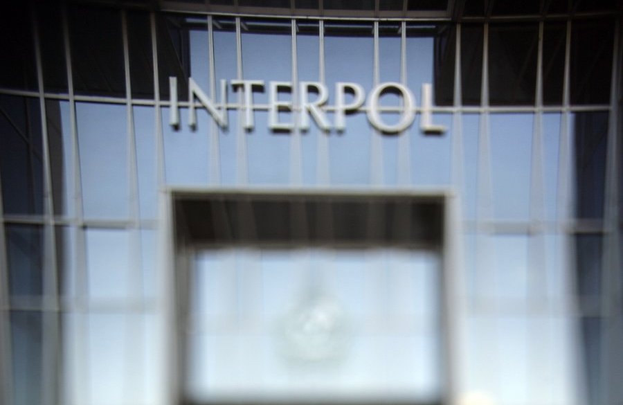 Auf Ihr Wohl, Herr Interpol! [1961]