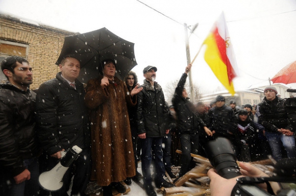 Алла Джиоева со своими сторонниками на митинге