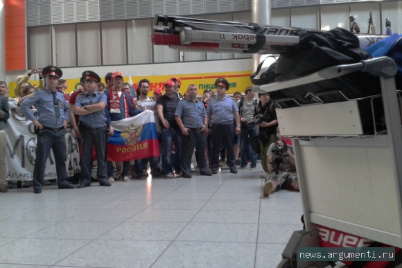 Встреча сборной России по хоккею в аэропорту Фото2)