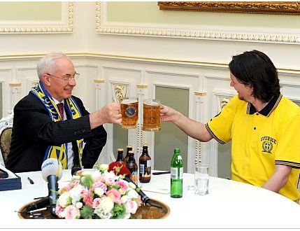 Как известно, во время проведения Евро-2012 Николай АЗАРОВ в Кабинета Министров вместе со шведским болельщиком пил пиво в рабочее время.