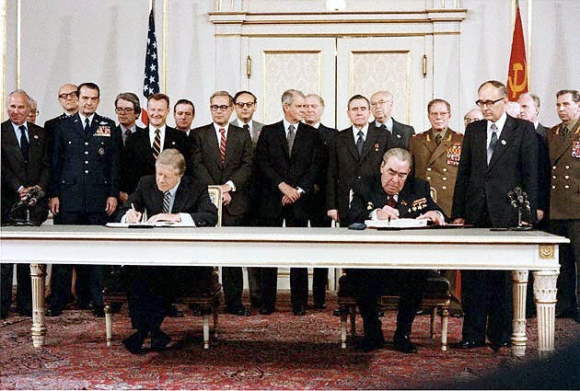 подписание документа об СНВ-2, Картер (СЩА) и Брежнев (СССР)