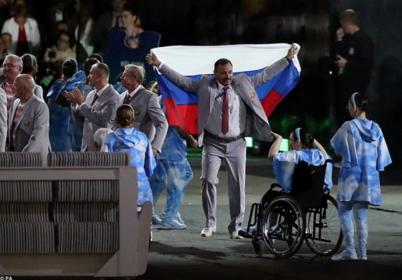 Член делегации белорусской параолимпийской сборной, поднявший российский флаг
