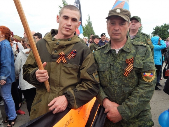 Солдат ДНР с георгиевской лентой