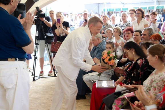 Дипломант Премии «На Благо Мира» представил книгу на «Красной площади»