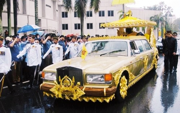 Несметные богатства султана Брунея: самый большой в мире дворец, 150 домов, сеть отелей и несколько самолетов