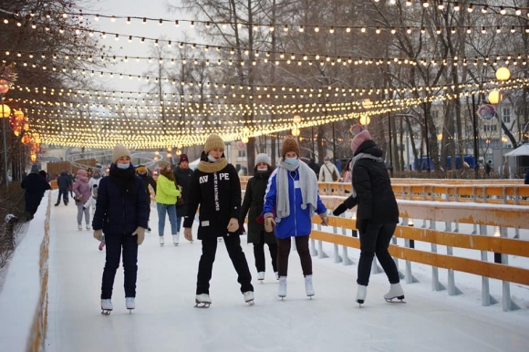 Челябинцы катаются на коньках в парке имени Валентины Терешковой