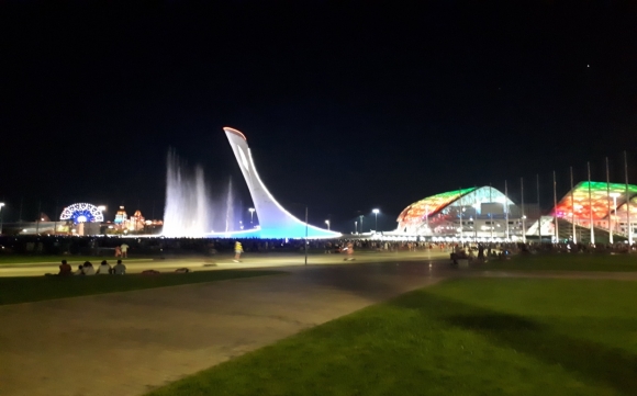 Олимпийский парк. Светомузыкальный 60-метровый фонтан. г. Адлер. 2020 г.