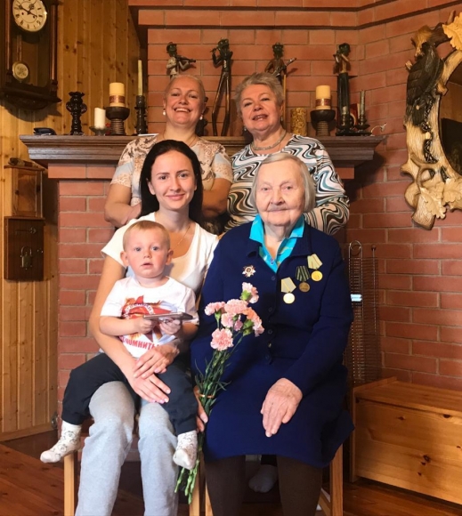 5 поколений_Бабушка Зинаида Антоновна, её дочь Ольга, внучка Елена, правнучка Дарина, праправнук Ричард