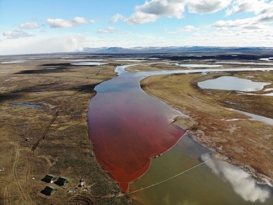 В Норильске после аварии на ТЭЦ в реку попало более 20 тысяч тонн дизельного топлива. Оно могло достичь ледникового озера Пясино