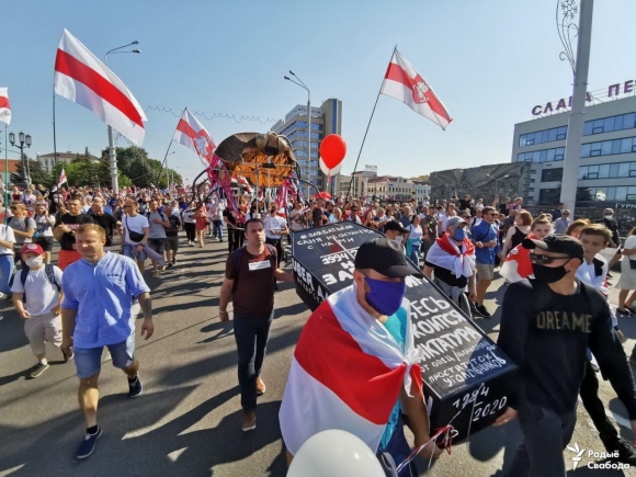 Гроб для диктатуры: протестующие в Минске преподнесли необычные подарки Лукашенко на день рождения