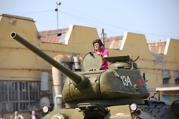 Алексей Текслер прокатился на танке Т-34