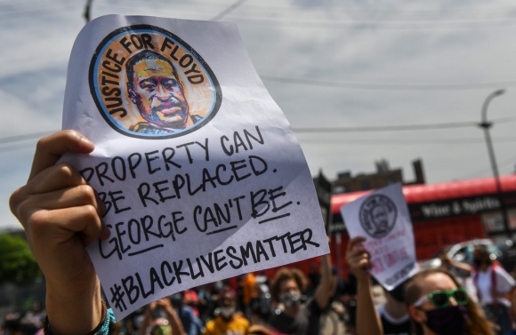 «Я не могу дышать»: в США вспыхнули массовые протесты из-за убийства афроамериканца, страна погрузилась в хаос