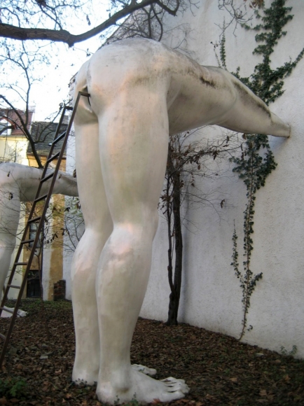 скульптуры голых женщин