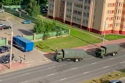 В Минск начали стягивать колонны военной техники