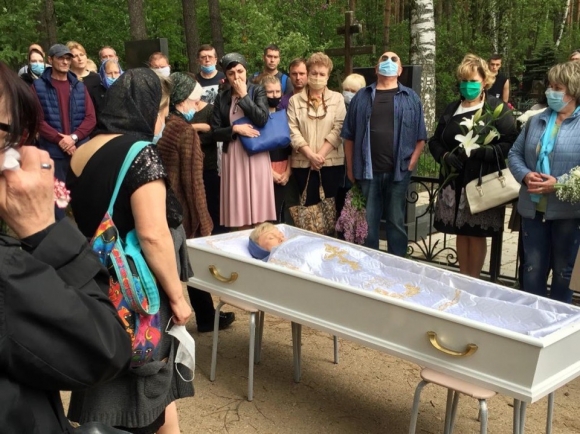 Телеведущего Андрея Норкина, похоронившего жену и разместившего фото с похорон, поддерживают пользователи сети