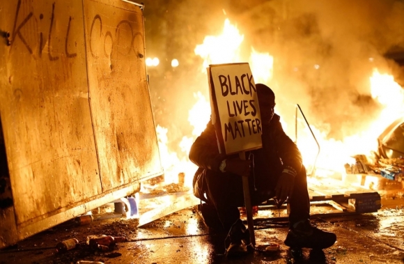 Банда разрушителей: кто стоит за движением «Black Lives Matter»