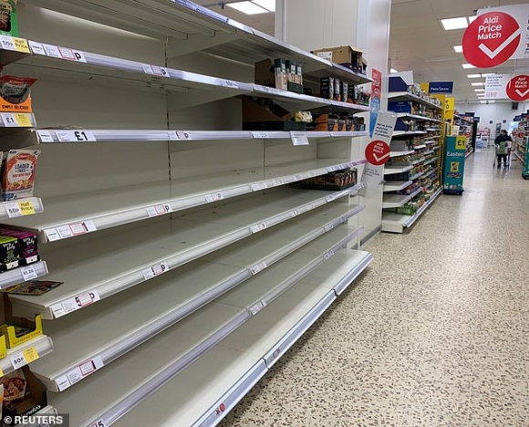 Reuters/ Пустые полки для макарон в супермаркете Tesco в Манчестере