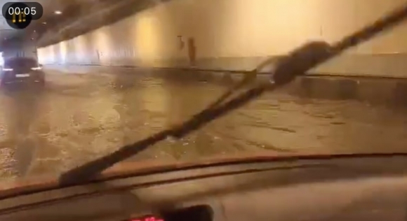 На Москву обрушились тропические ливни, тоннель на улице Народного ополчения полностью залило водой