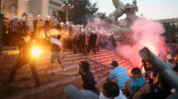 Сербская ярость. Протесты в Сербии вызвали панику президента Вучича