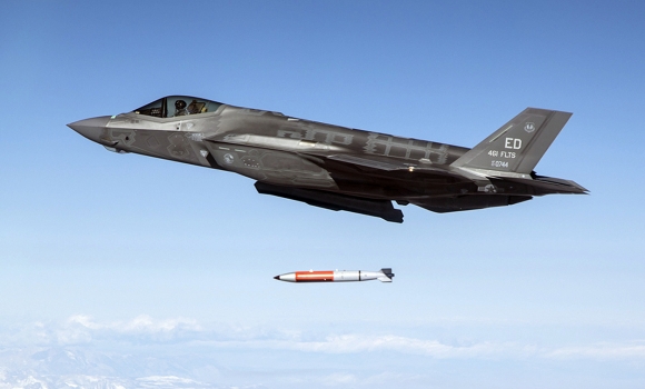 В сети появились фотографии испытаний самолета Lockheed Martin F-35A ВВС США, в режимах применения обычного и ядерного вооружений 