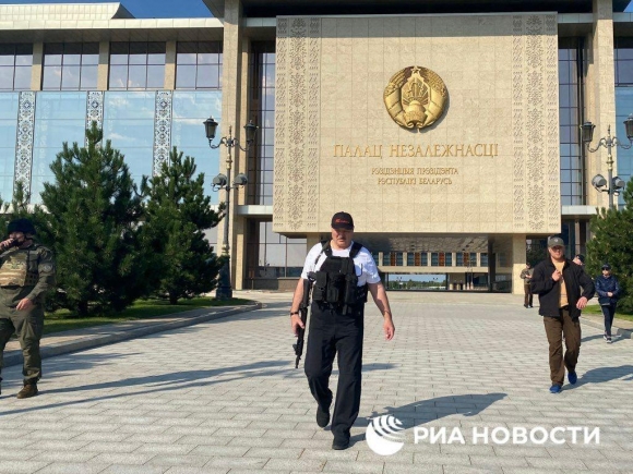 Лукашенко с автоматом. В Минске к протестующим у резиденции президента вышел его помощник  