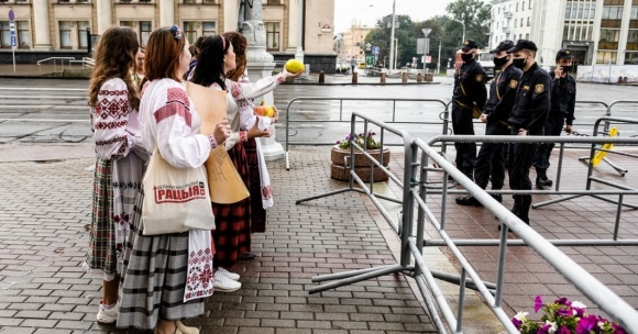 Гроб для диктатуры: протестующие в Минске преподнесли необычные подарки Лукашенко на день рождения