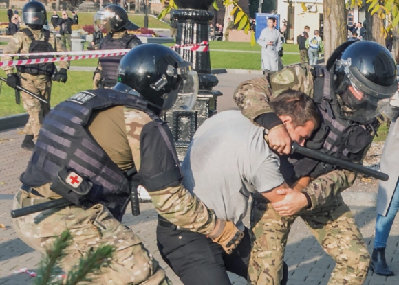 Насилие впервые за три месяца. 10 октября ОМОН впервые применил силу против демонстрантов в Хабаровске