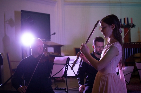 Юная флейтистка Катя Найденова и квартет камерного оркестра Солисты Москвы; фото: Евгений Евтюхов