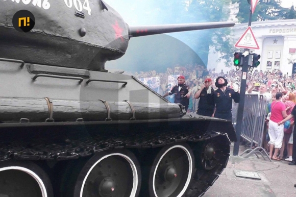 «Не смог повернуть», на параде в Севастополе головной танк Т-34 чуть не въехал в толпу зрителей