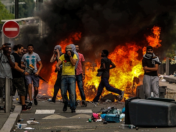 «Никак не угомонятся». Протесты и беспорядки в Париже продолжаются