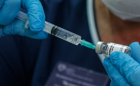 В Великобритании начинается вакцинация от COVID-19, но до победы над вирусом ещё далеко 
