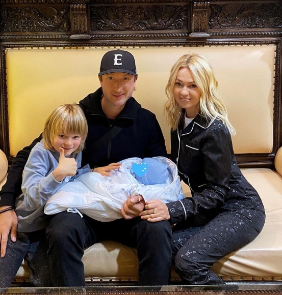 Яна Рудковская и Евгений Плющенко сообщили о рождении сына и опубликовали фото с новорожденным