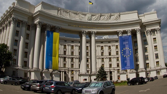 Маразмы недели: украинская «нота» против российских парадов, дипломаты-бандеровцы и радужный флаг самоидентификации  американцев