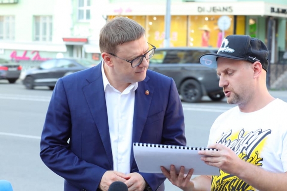 Алексей Текслер общается с уличными художниками