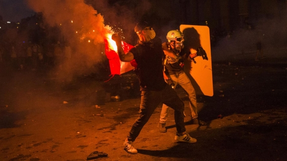 Хаос кому-то необходим:  чего добиваются протестующие в разрушенном Бейруте