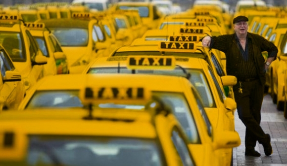 Митинг таксистов прошел в Екатеринбурге из-за новых ограничений по COVID-19