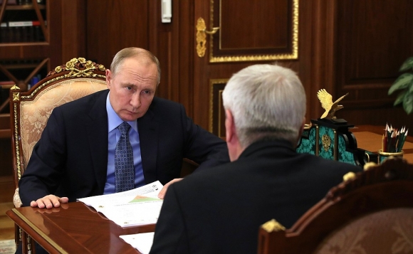 Фото: kremlin.ru На фото: Владимир Путин с директором Федеральной службы по финансовому мониторингу Юрием Чиханчиным