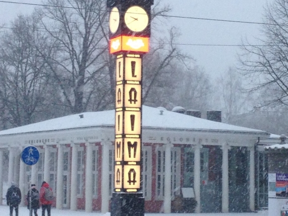 Латвию замело снегом