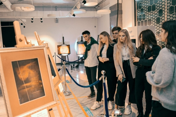 Интерактивная выставка голограмм и оптического искусства «Призма времени» откроется в Москве 5 февраля