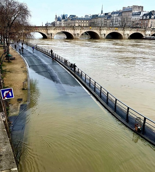 В Париже разлилась Сена, затопив набережные в центре города