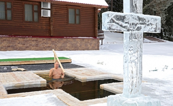 Кремль опубликовал фото Владимира Путина: президент окунулся на Крещение в прорубь
