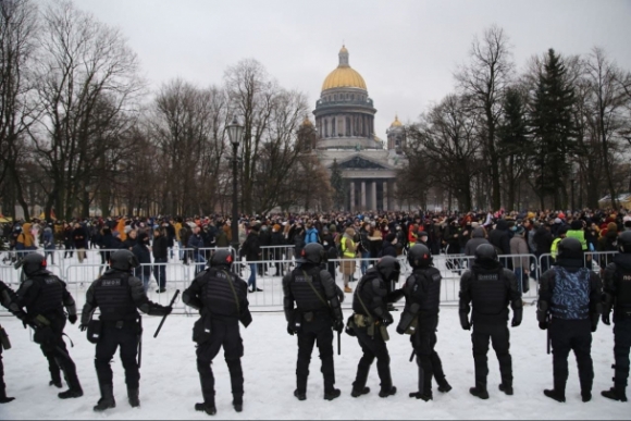 В Петербурге задерживают участников несанкционированной акции, люди вышли на проезжую часть