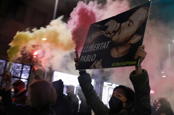 Испанские протесты из-за осуждённого рэпера привели к столкновениям на улицах