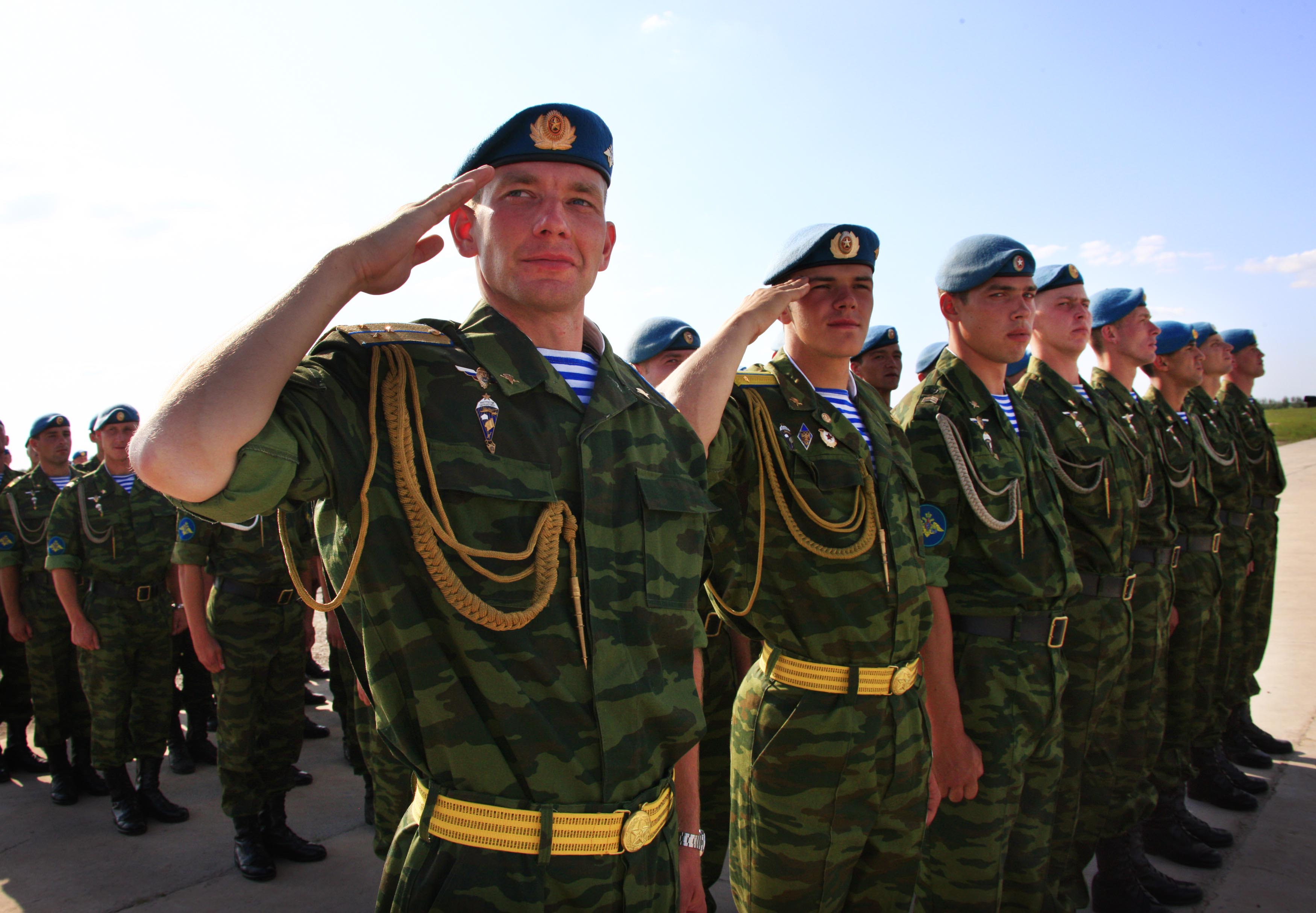 Солдат отдающий честь фото