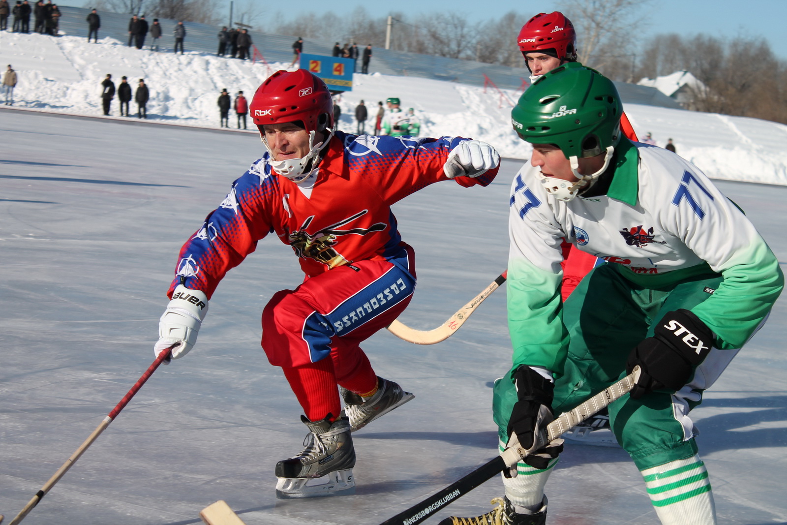 Хоккей с мячом счет сегодня. Хоккей с мячом. Зимние виды спорта хоккей с мячом. Хоккей с мячом на льду. Хоккей с мячом тренировка.