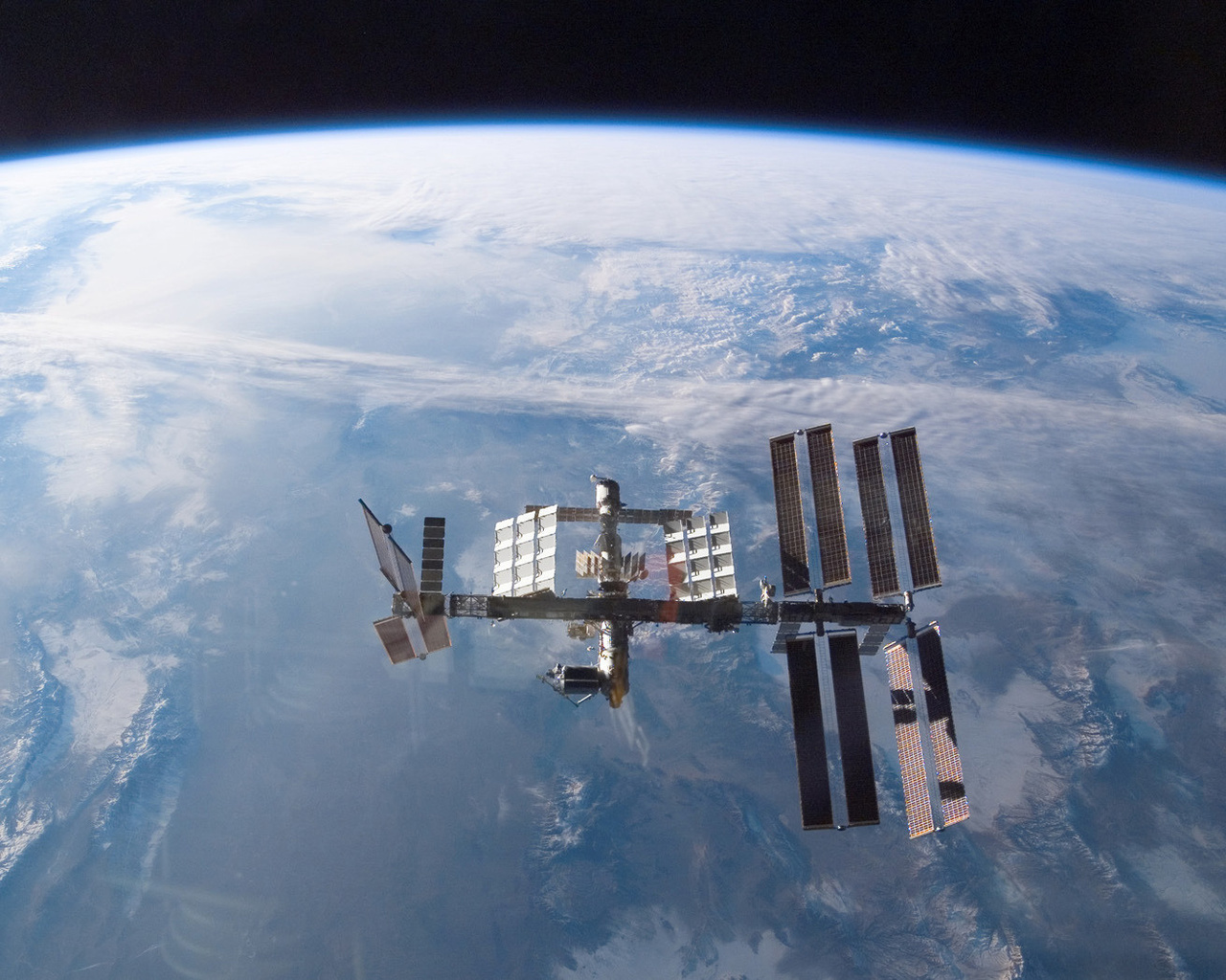 Спутник в реальном времени 2024. Орбита станции МКС. Тяньгун-1 орбитальная станция. МКС на орбите земли. МКС вид из космоса.