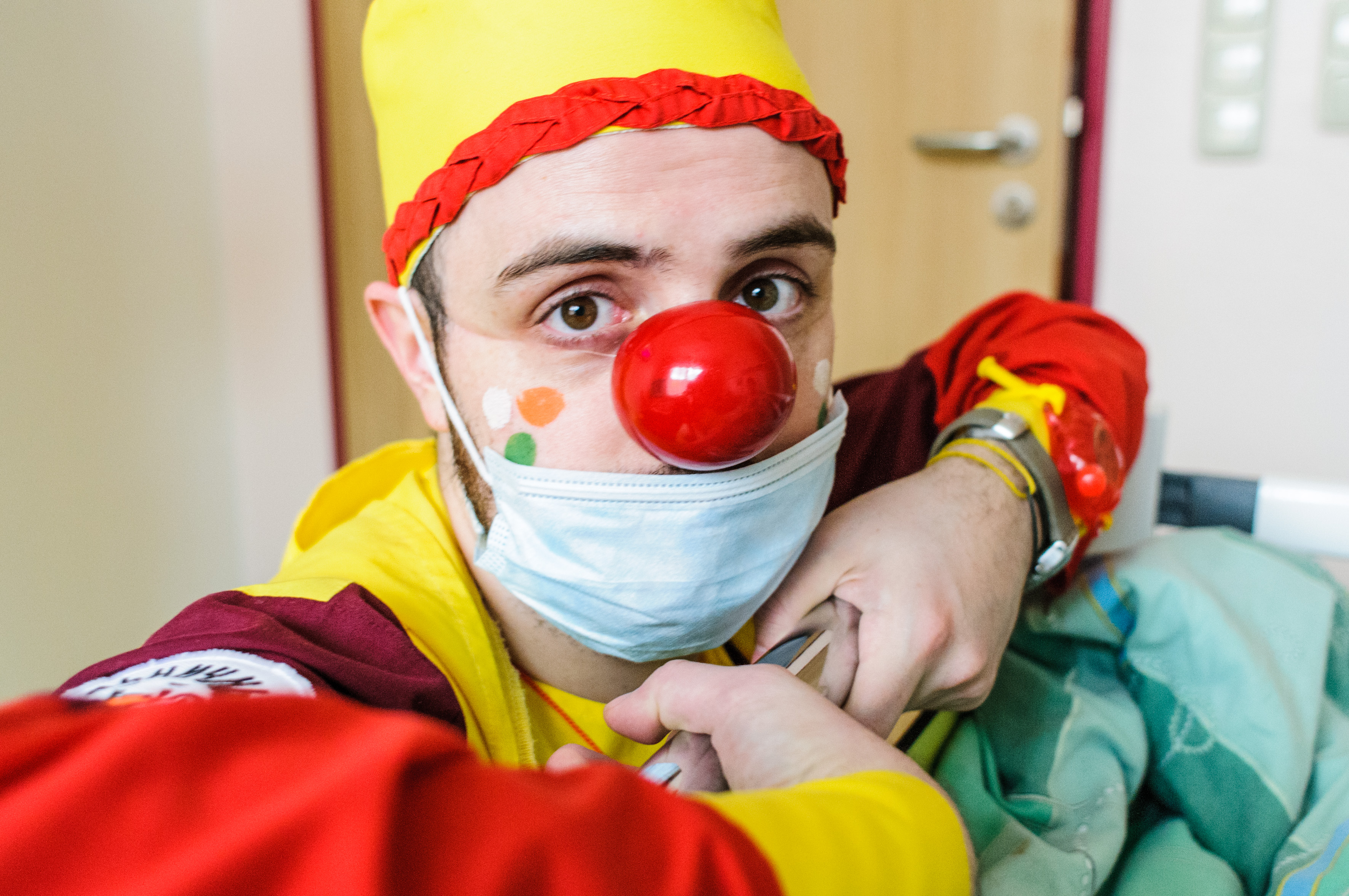 Клоун плюх зарядка комплекс. Седов клоун больничный. Медицинский клоун. Ребенок в больнице с клоунами.