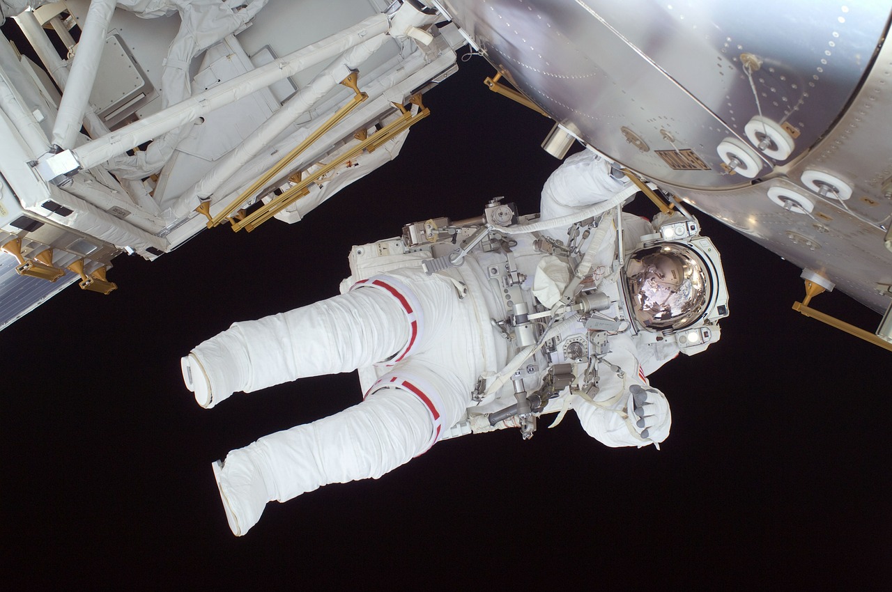 космонавт в открытом космосе фото