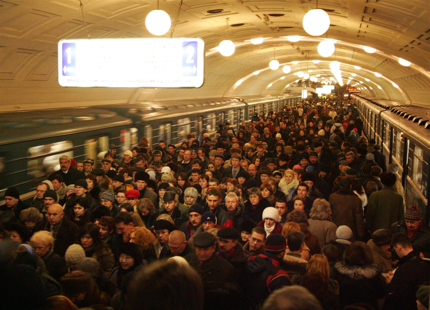 Сколько человек на станции. Час пик в метро в Москве. Библиотека Ленина метро давка. Московское метро в час пик 2021. Люди в метро в час пик.