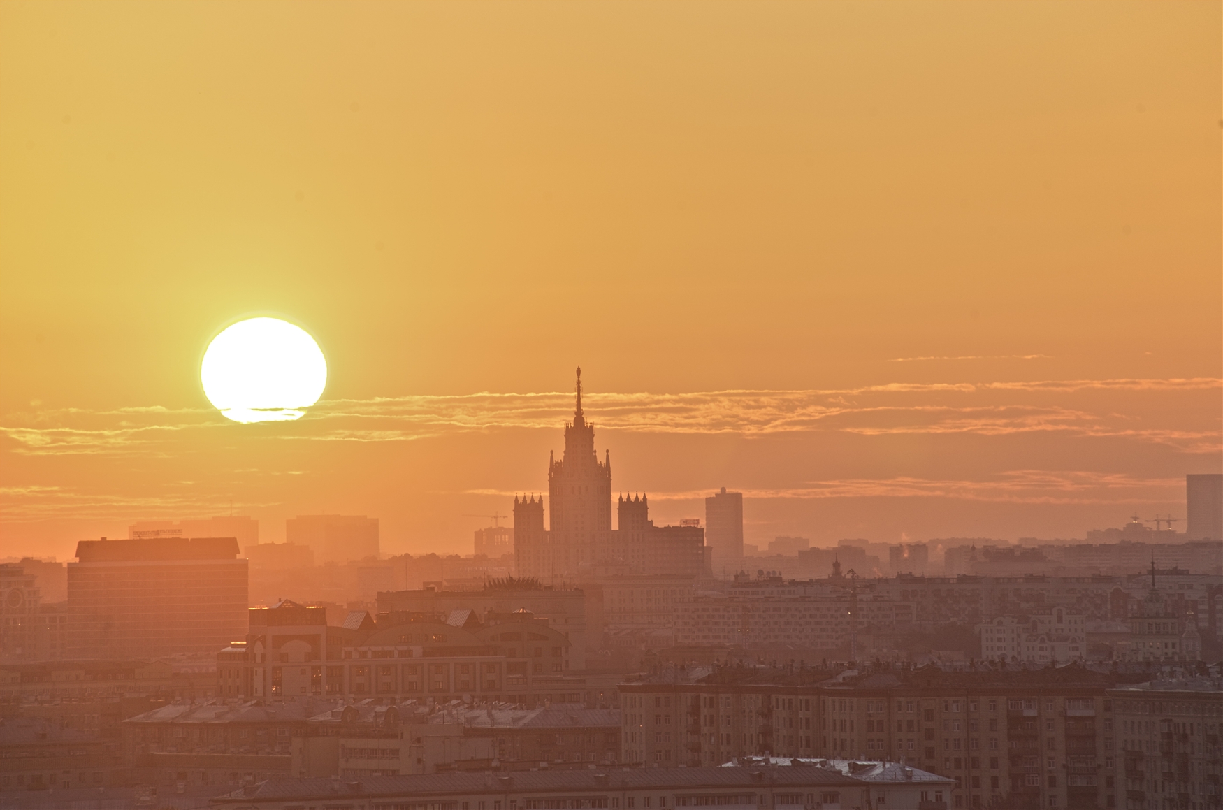 Фото солнце россия. Закат в городе. Закат над городом. Утренний город. Солнце над городом.